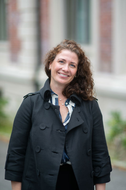 en person i dress som smiler