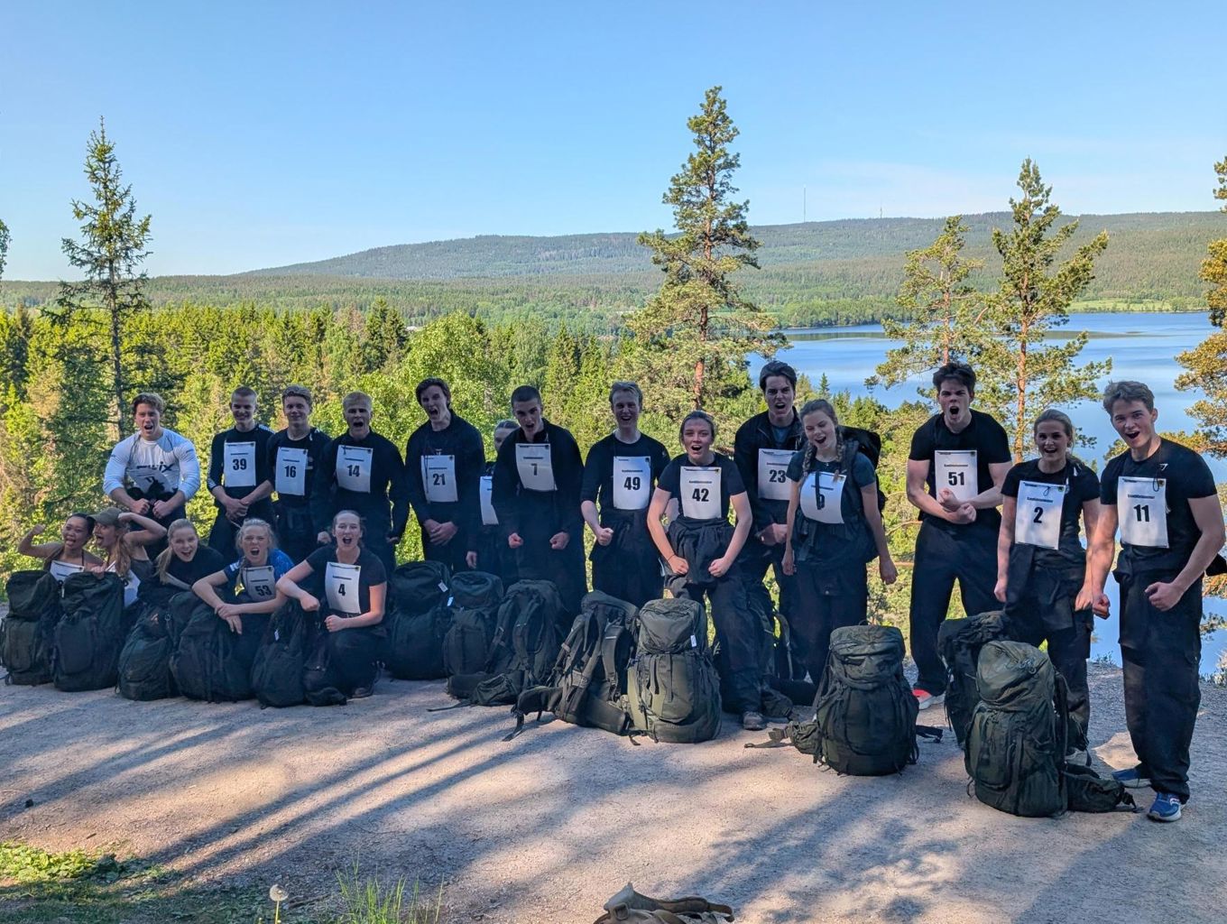 en gruppe mennesker som poserer for et bilde en gruppe mennesker som poserer for et bilde