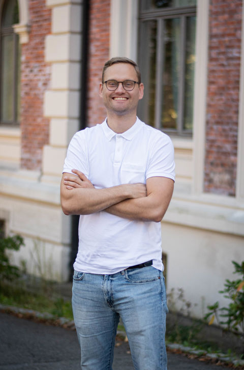 en person med armene i kors