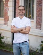 en person med armene i kors en person med armene i kors