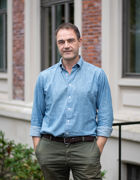 en person som står foran en bygning en person som står foran en bygning