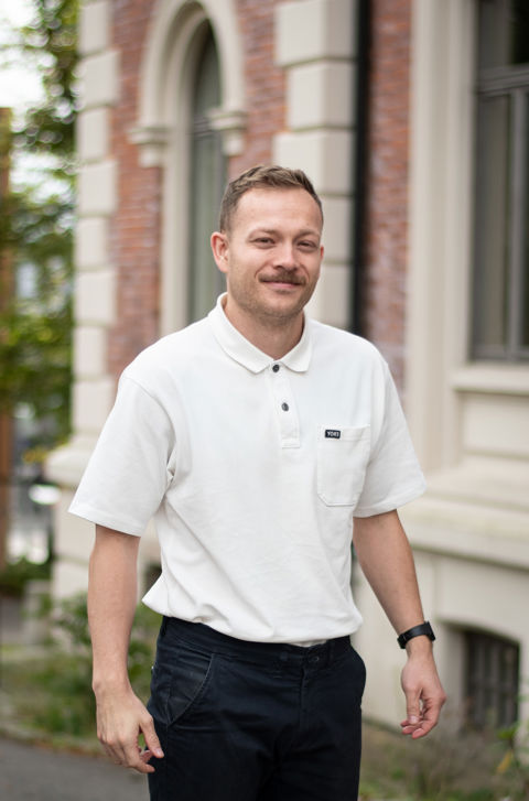 en person som står utenfor