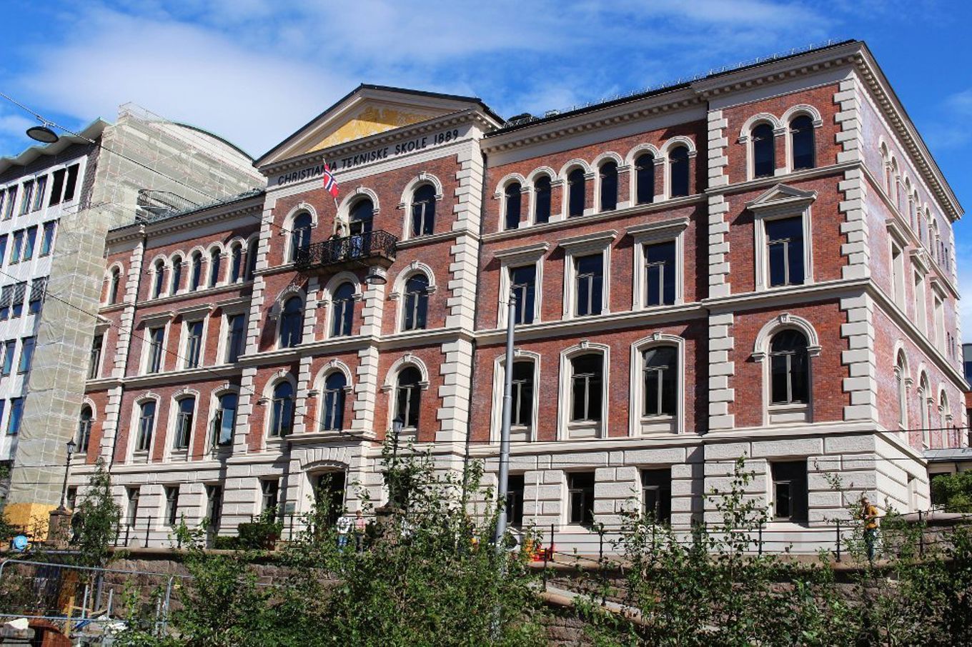 Et stort bygg med mange vinduer