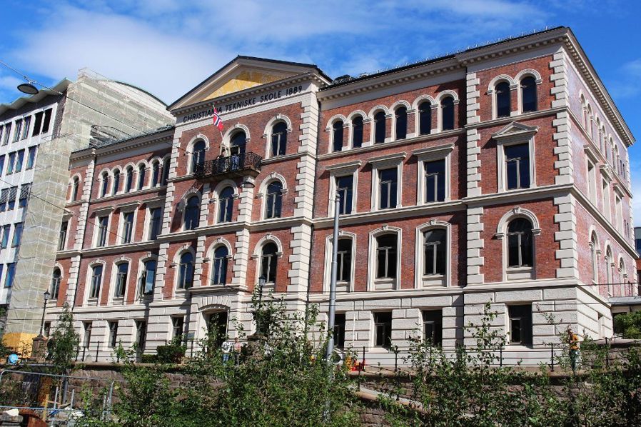 Et stort bygg med mange vinduer