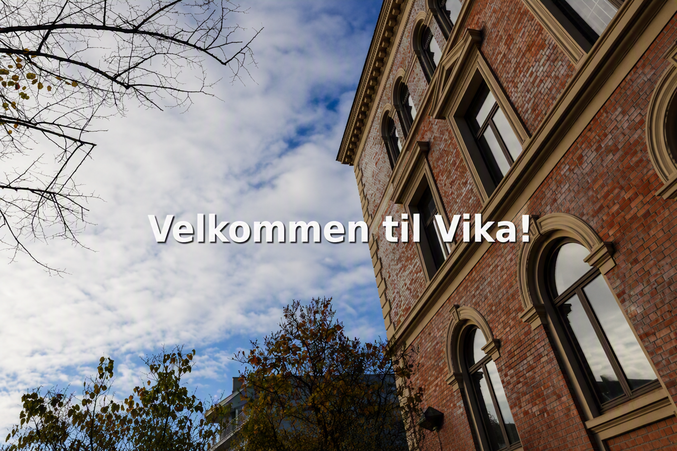 en bygning med et skilt på