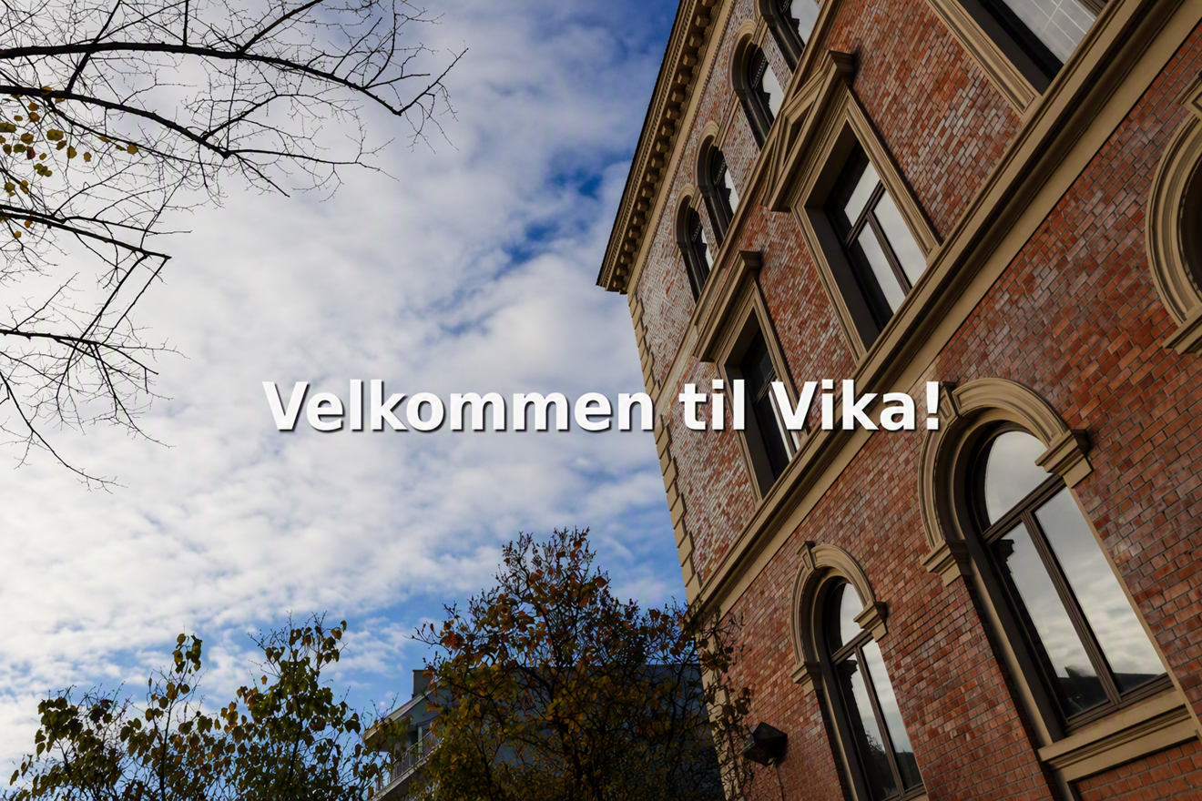 en bygning med et skilt på en bygning med et skilt på