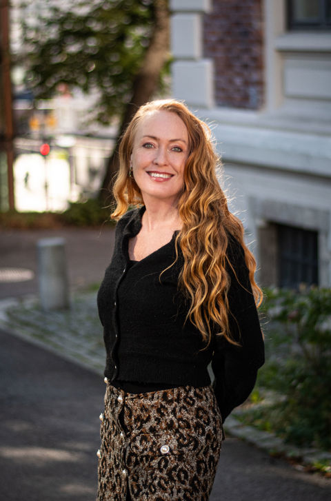 en person som smiler utenfor