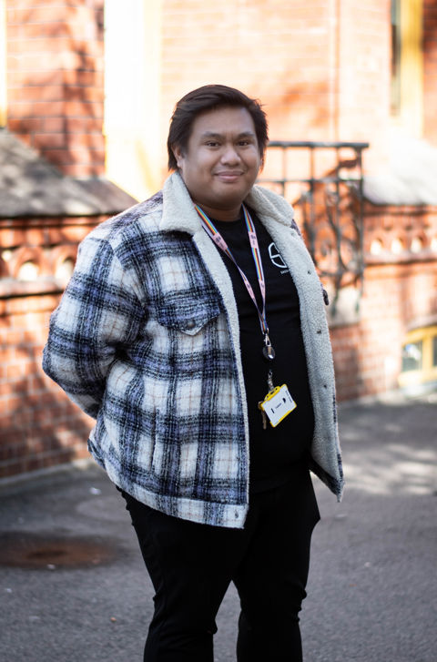 en person iført jakke og står utenfor