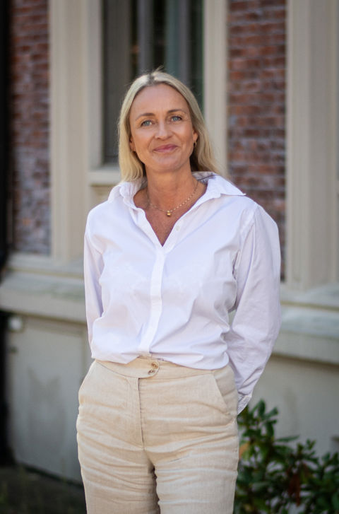 en person i hvit skjorte