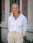 en person i hvit skjorte en person i hvit skjorte