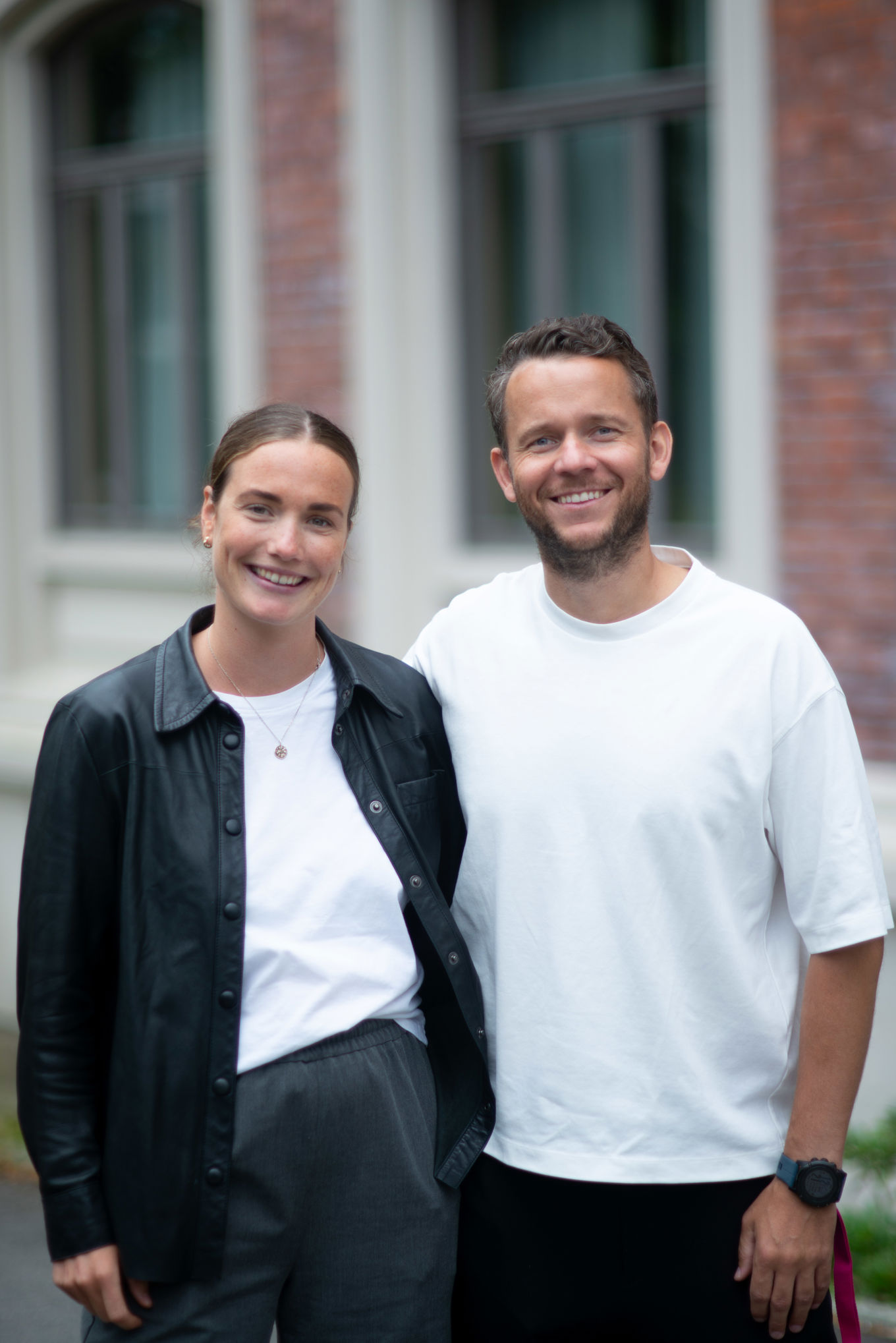 en person og en person som smiler