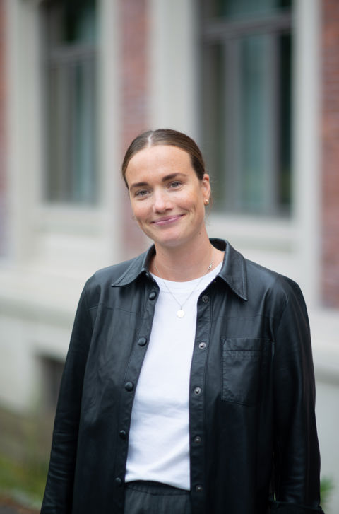 En person i svart jakke