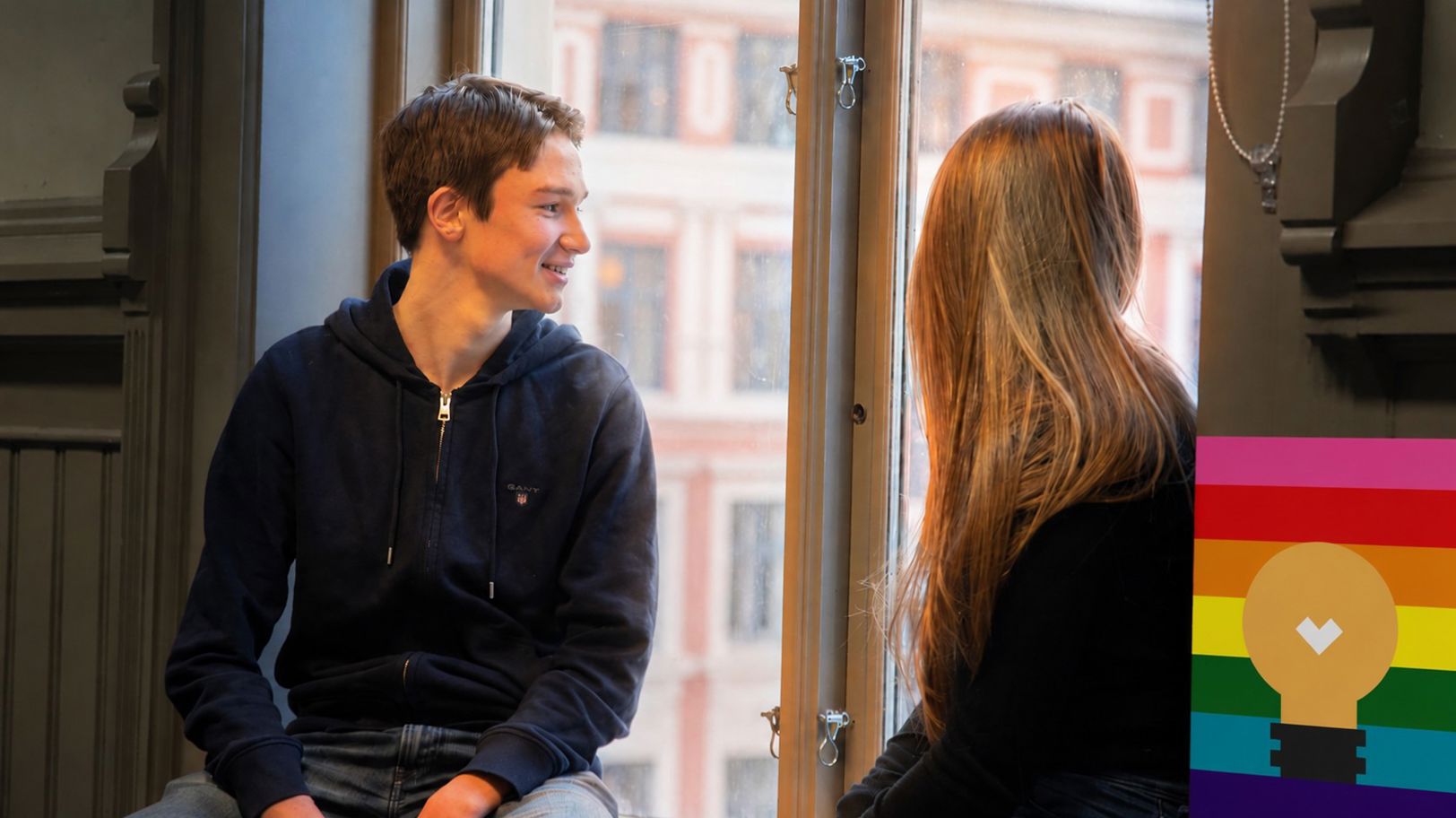 En person og en person som snakker