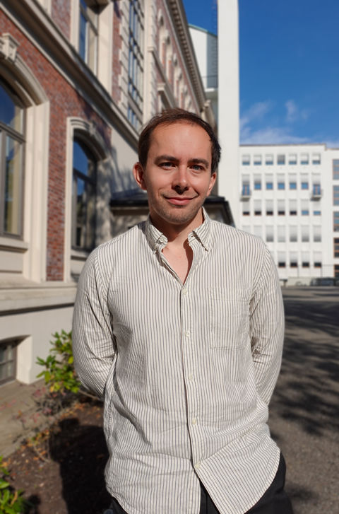 en person som står utenfor