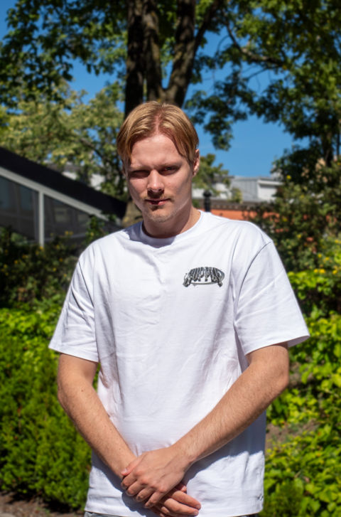 en person som står utenfor