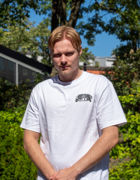 en person som står utenfor en person som står utenfor