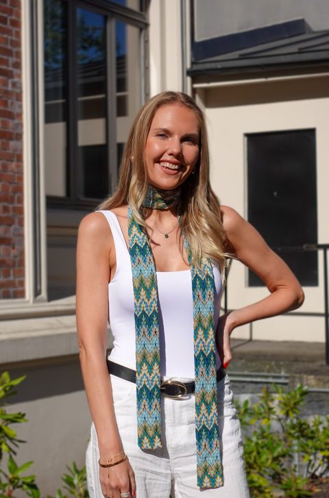 en person som smiler utenfor