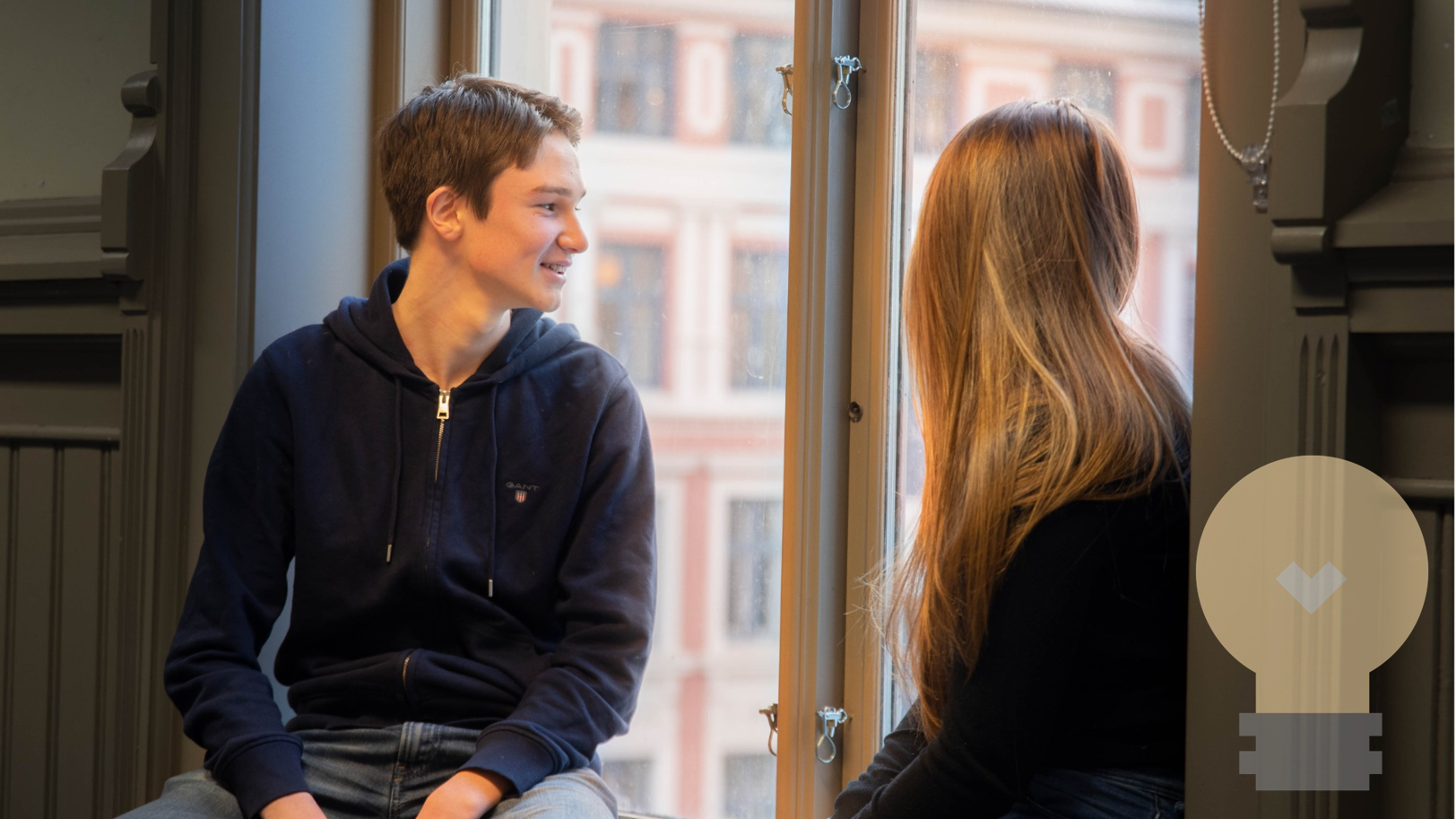 En person og en person som snakker