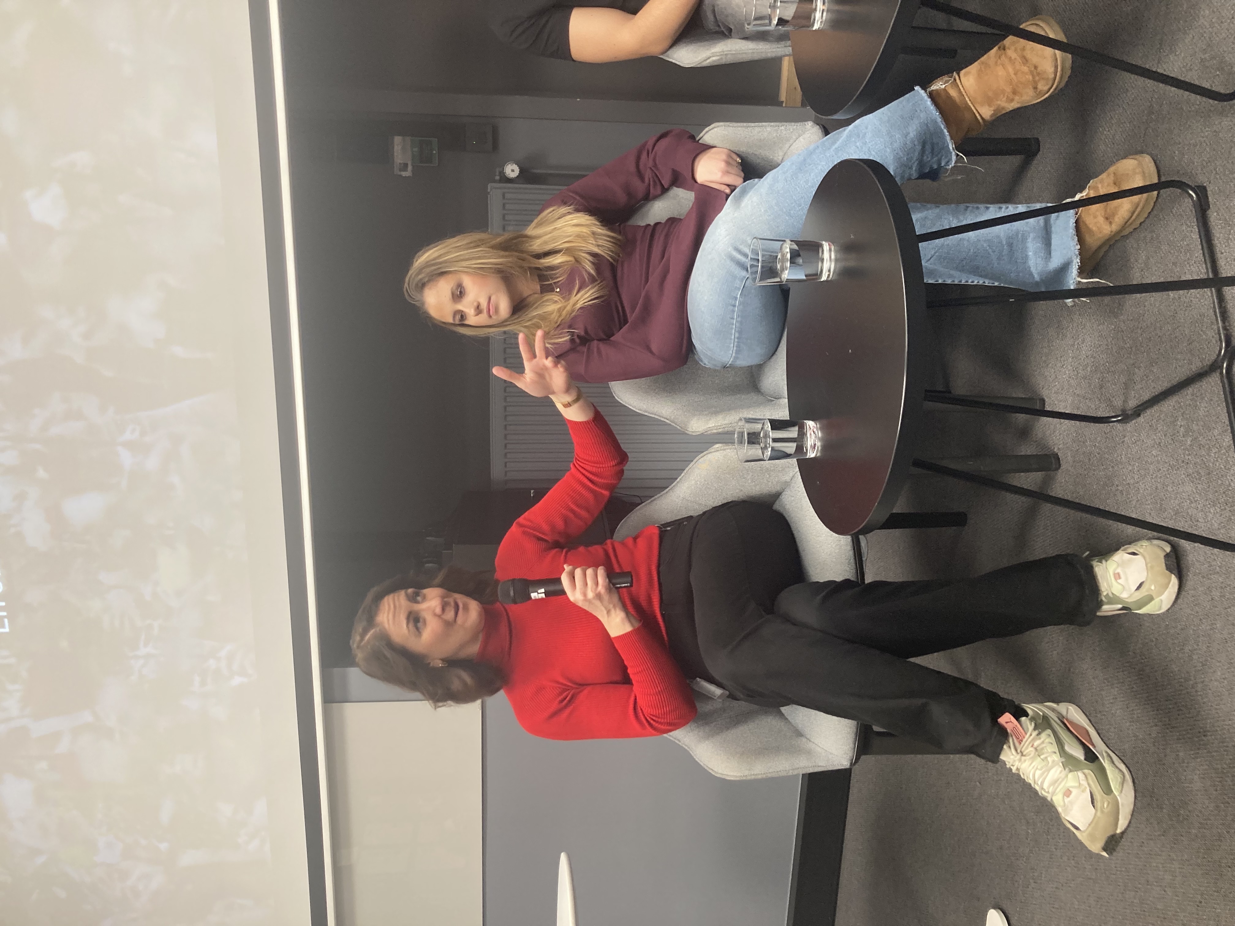 en gruppe mennesker som poserer for et bilde