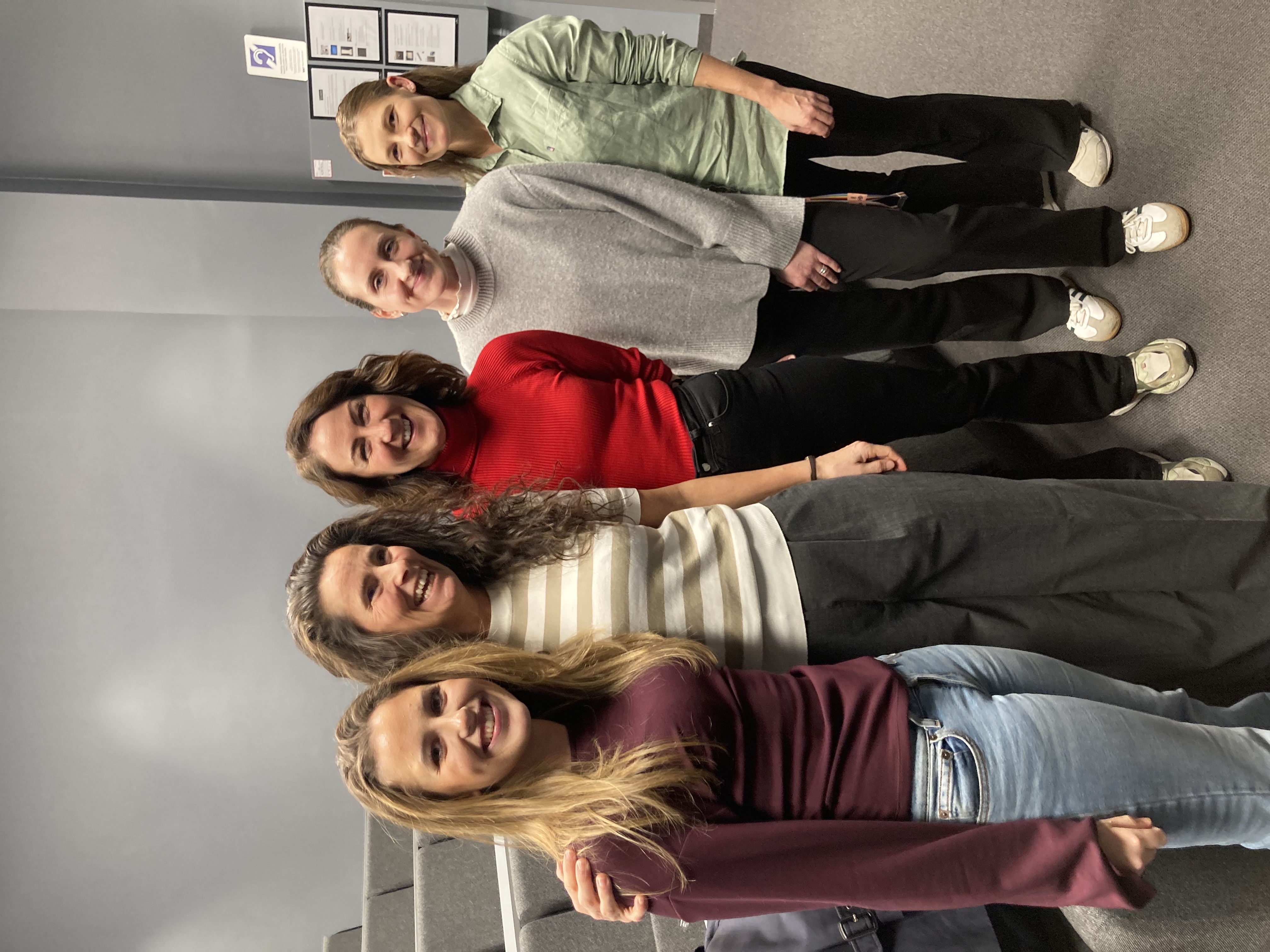 en gruppe mennesker som poserer for et bilde