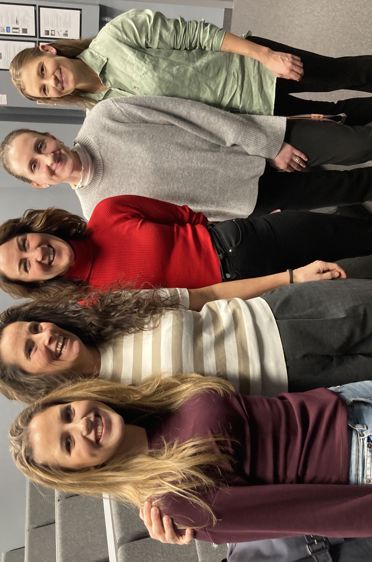 en gruppe mennesker som poserer for et bilde