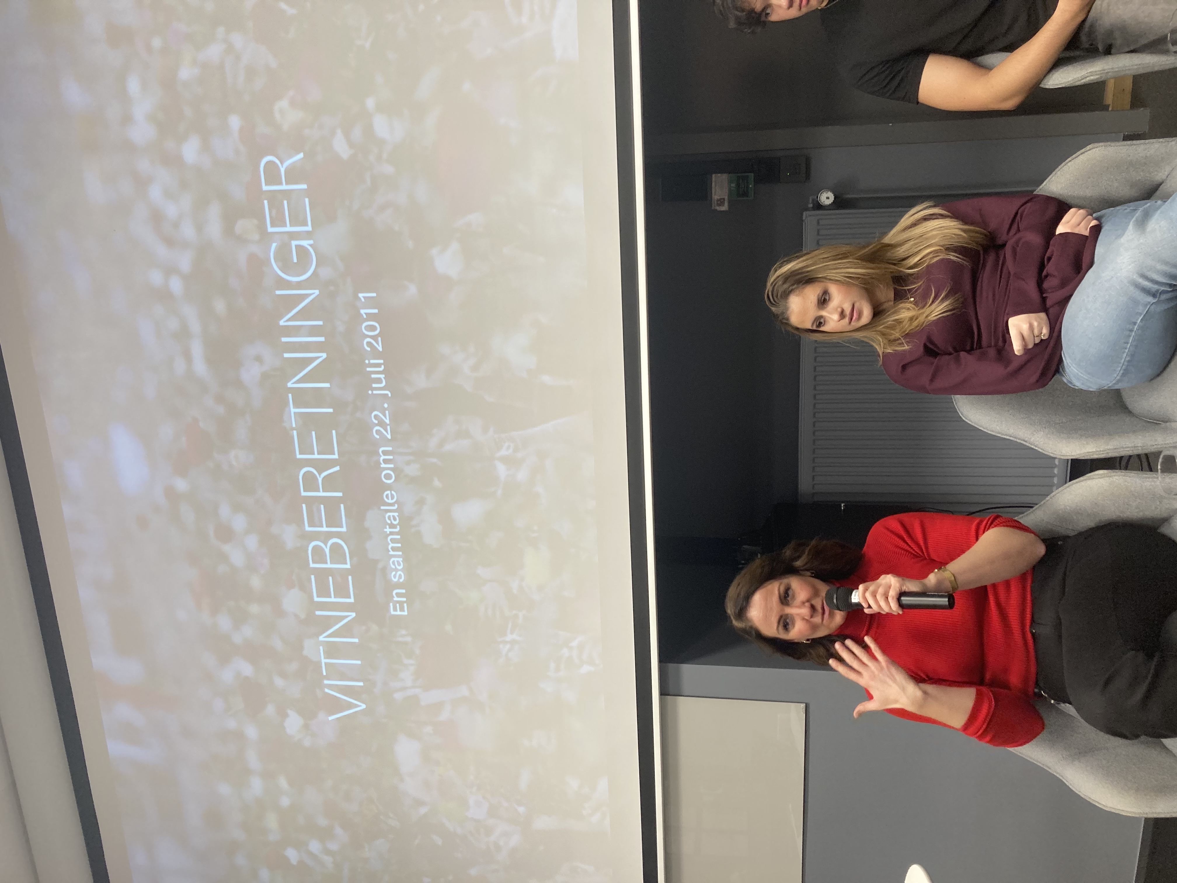 en person og en person som står foran en tavle