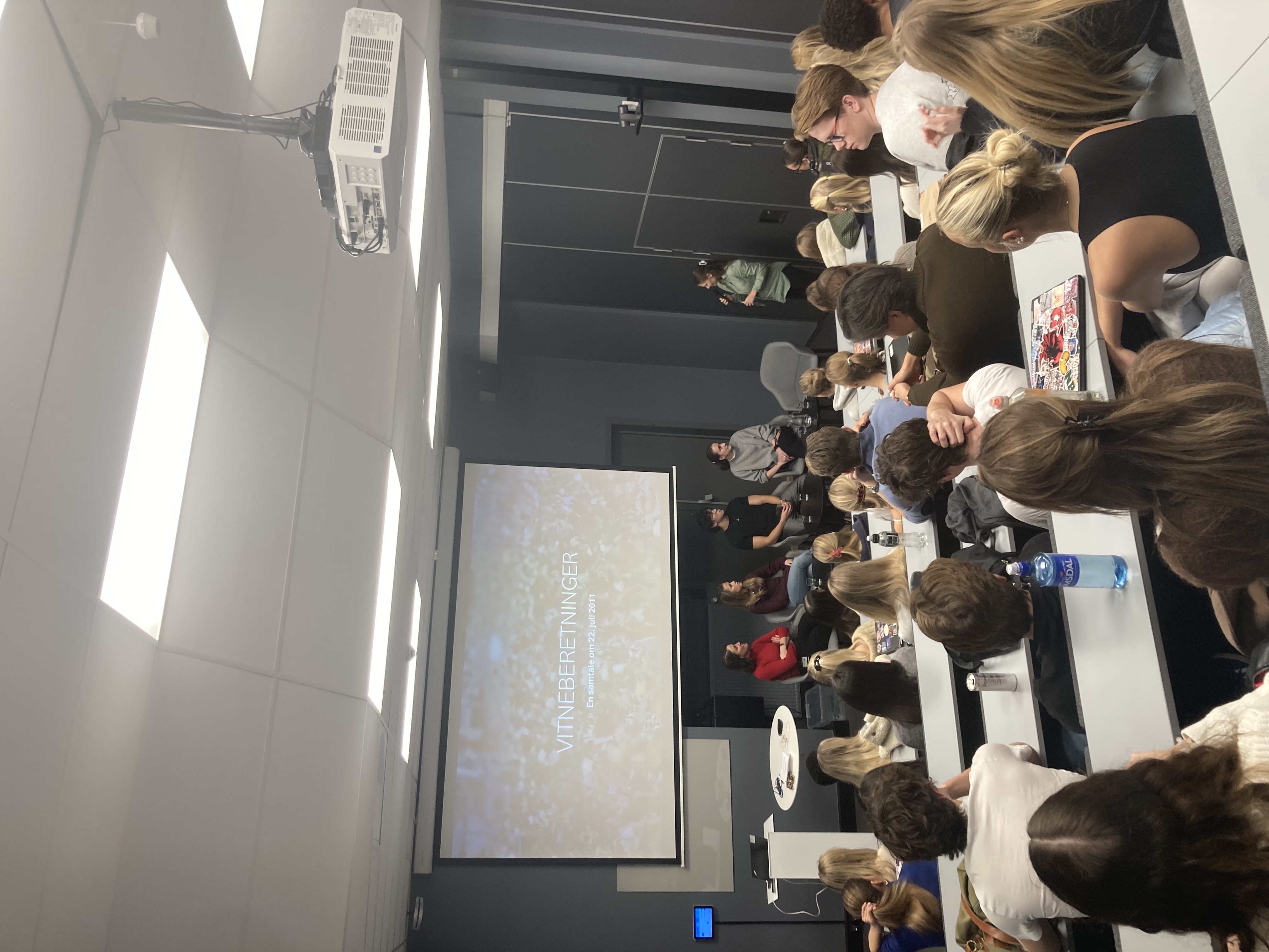 En gruppe personer i et møte