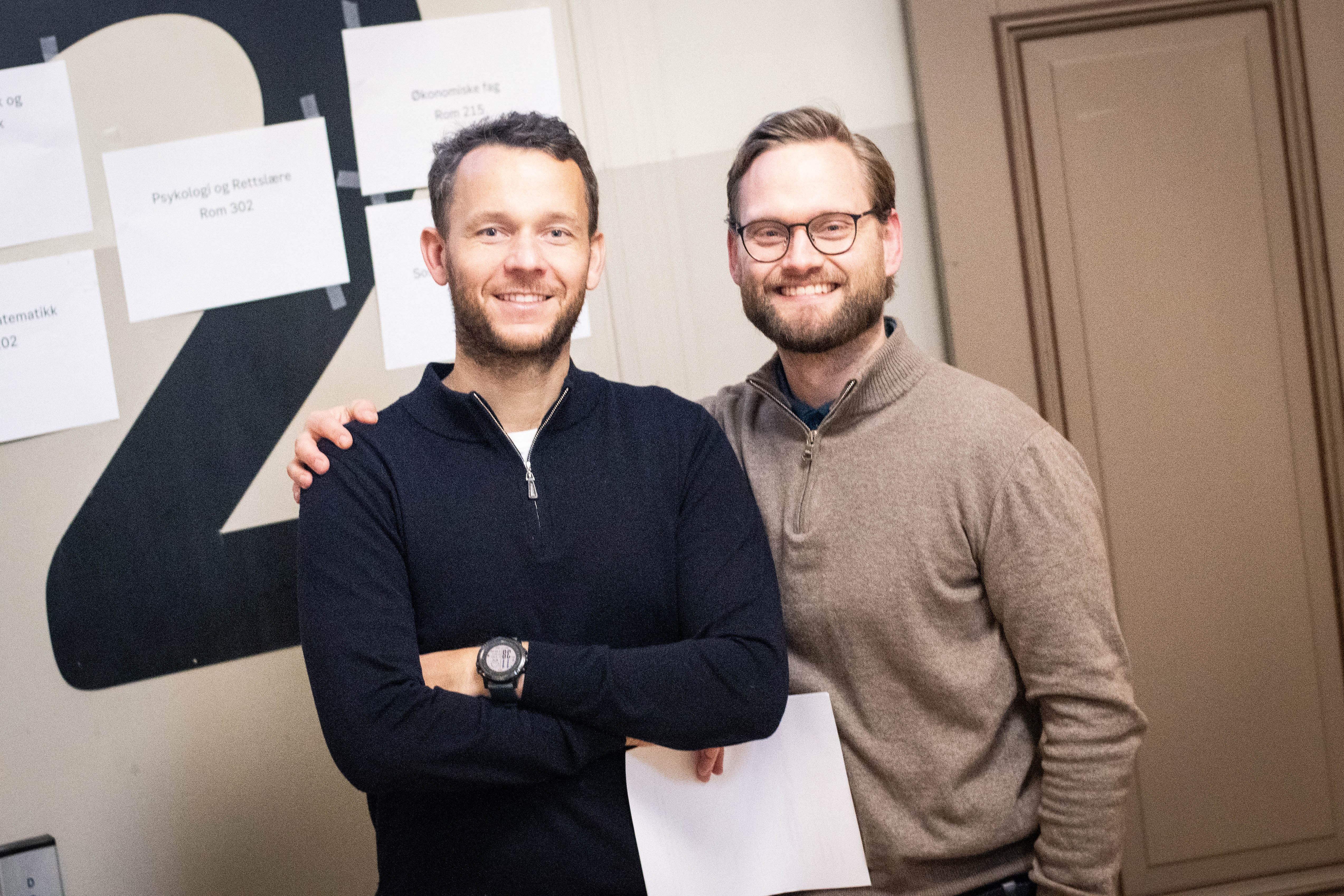 to menn som står sammen