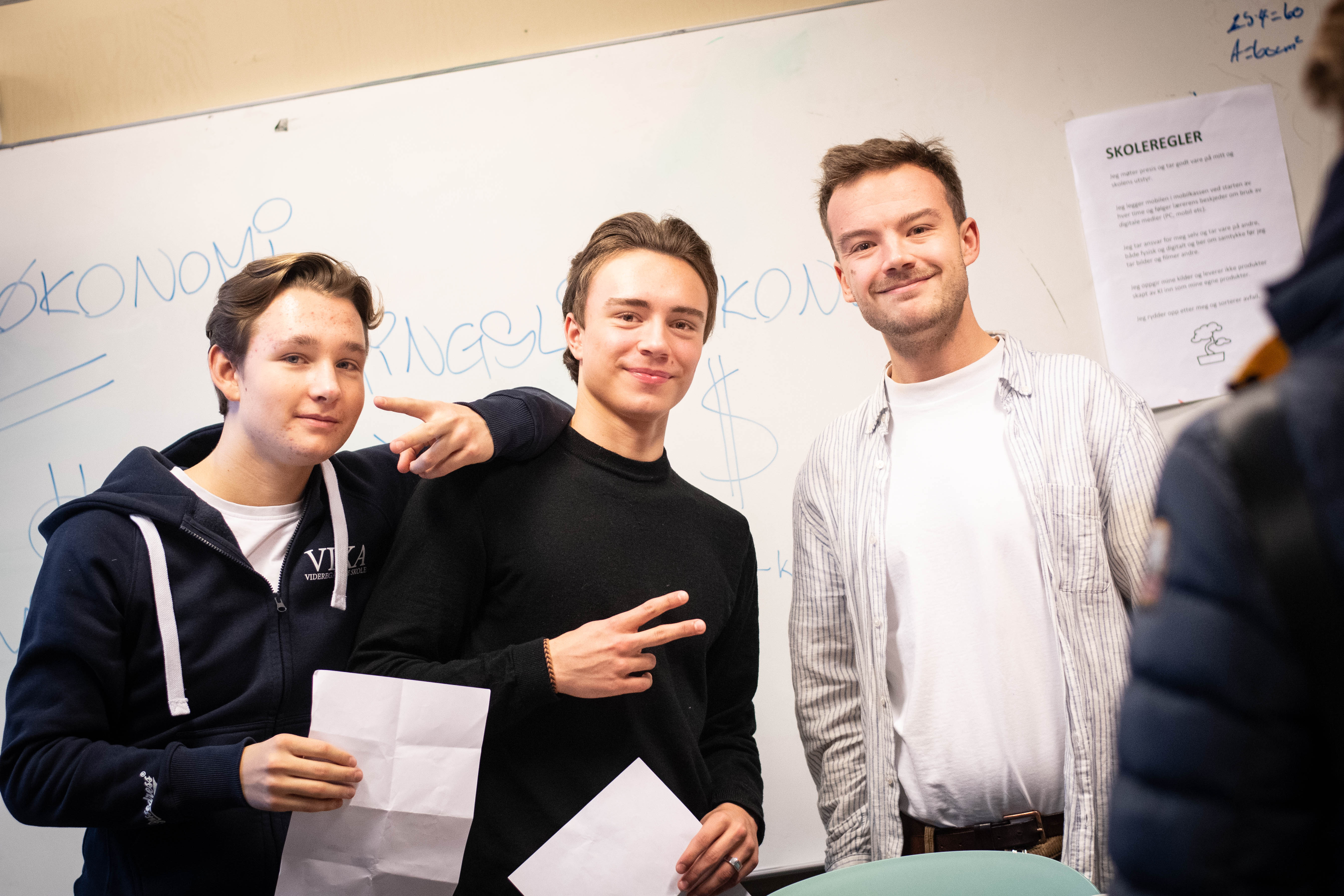 en gruppe menn som poserer for et bilde