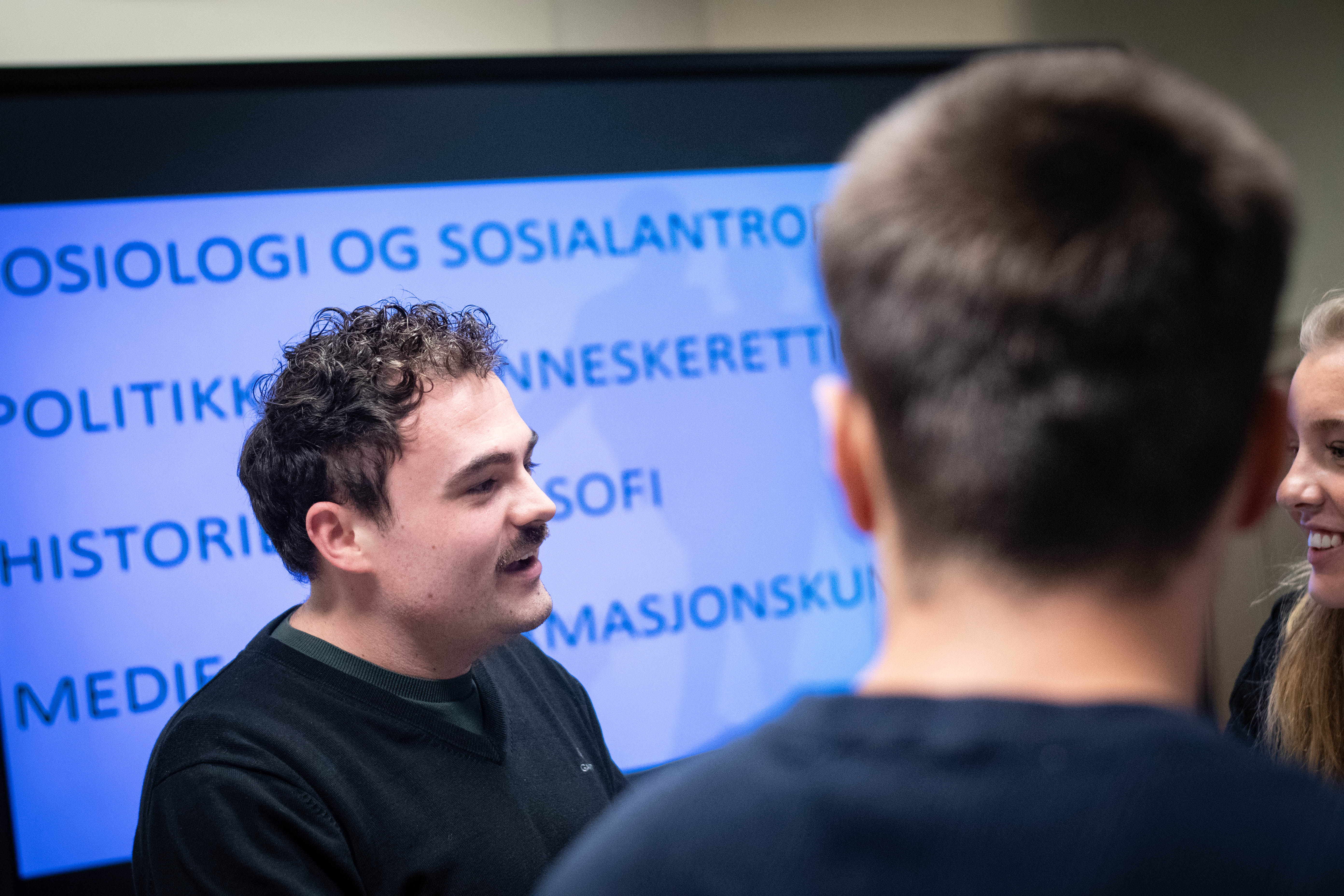 en person som snakker med en annen person