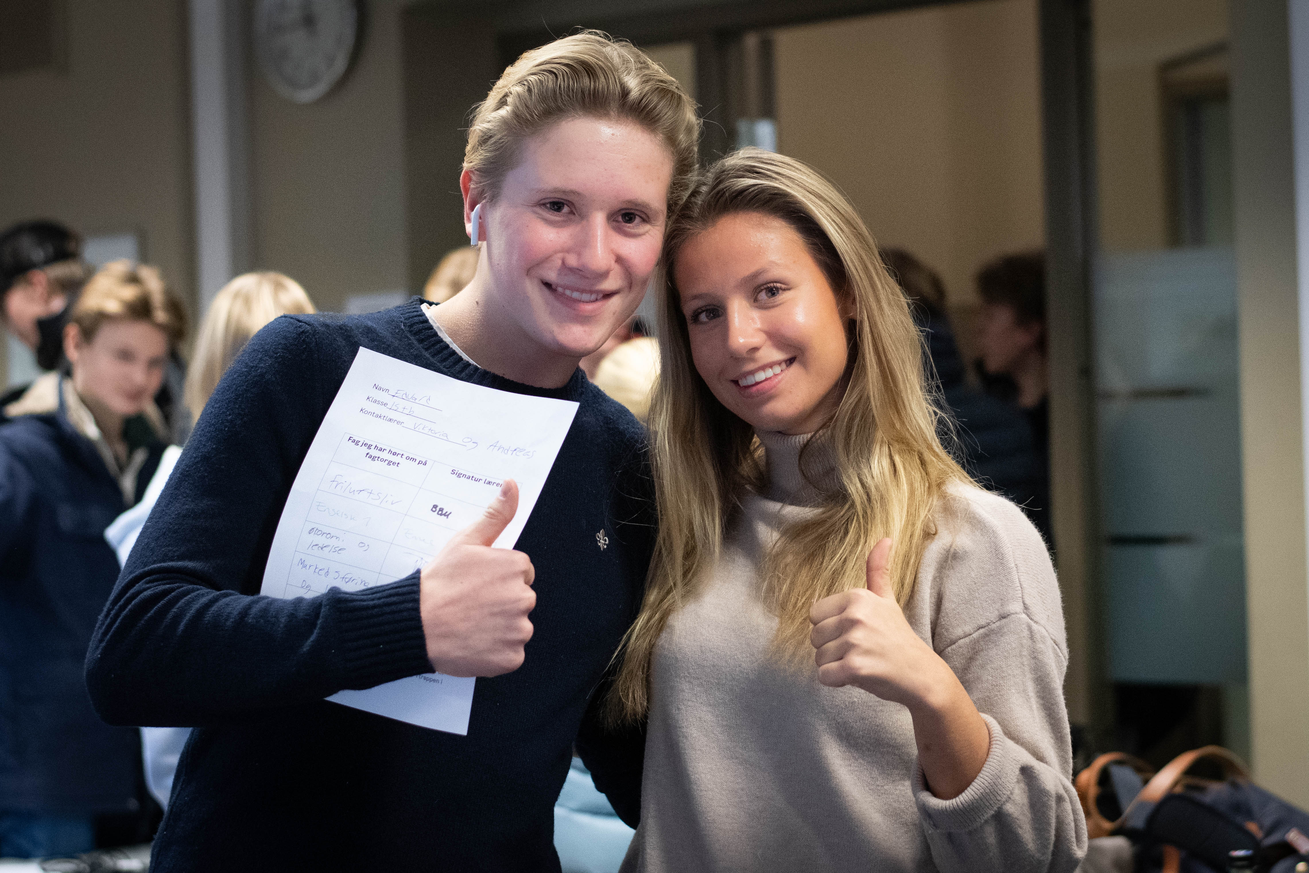 en person og person som holder et stykke papir