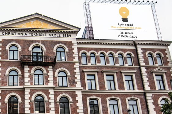 en stor bygning med et skilt på