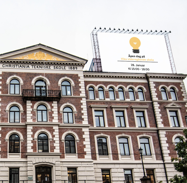 en stor bygning med et skilt på