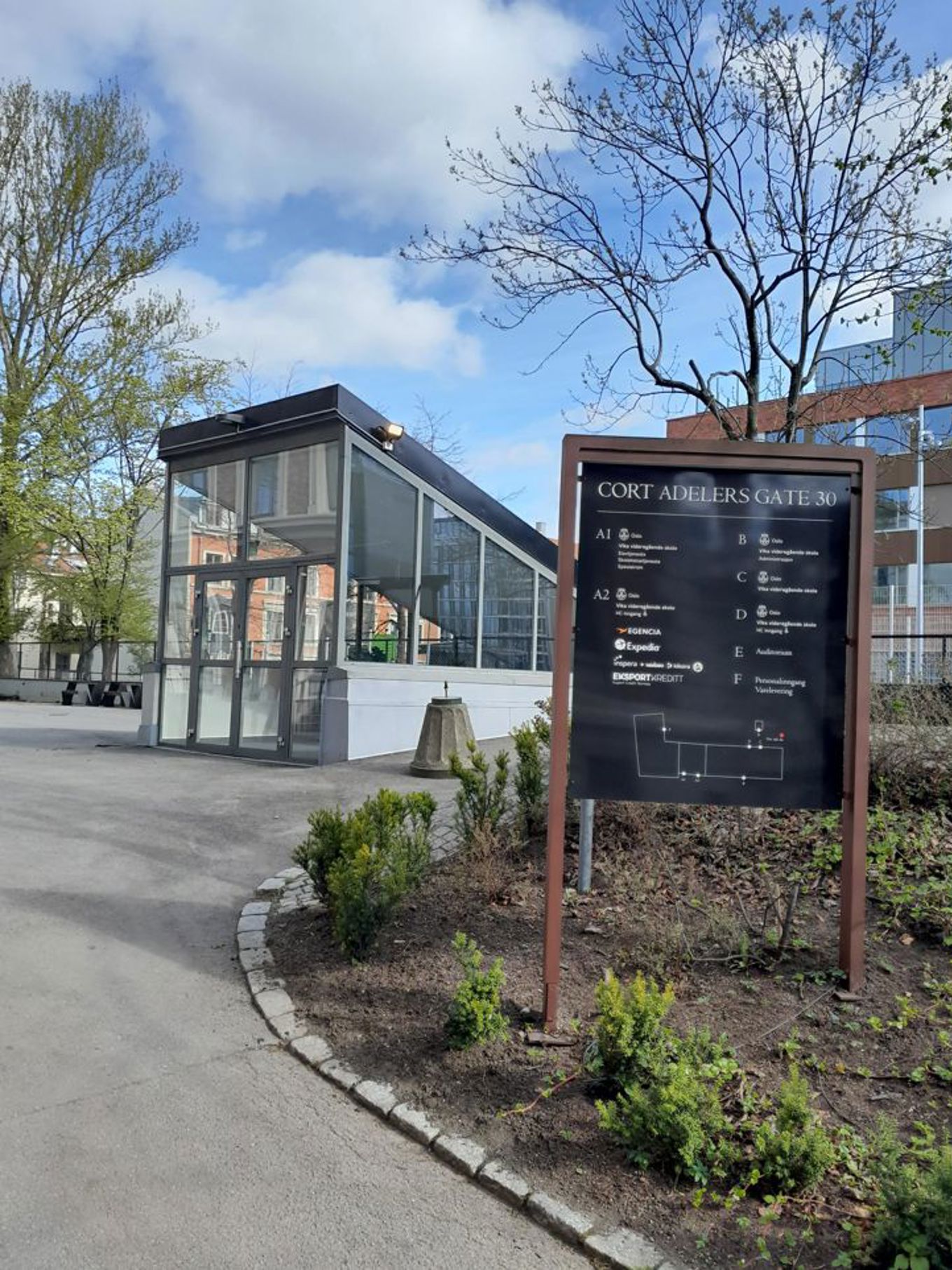 et skilt utenfor en bygning