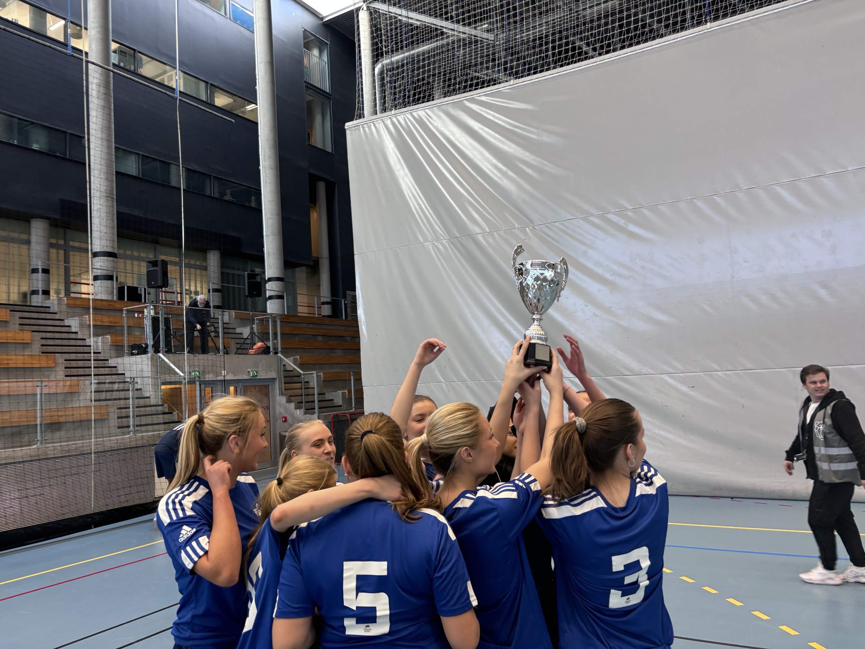 Vikas jentelag hever trofeet