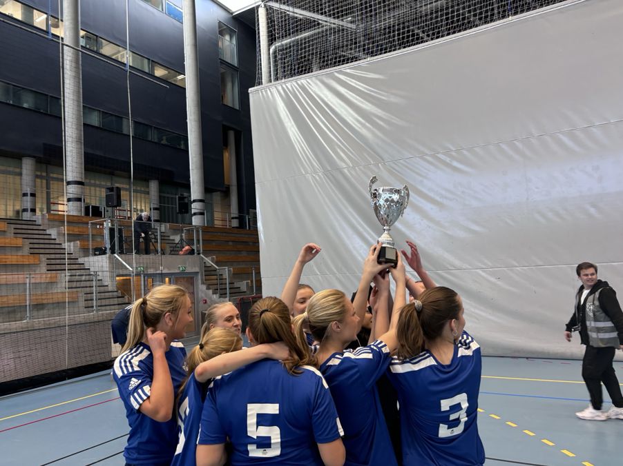 Vikas jentelag hever trofeet