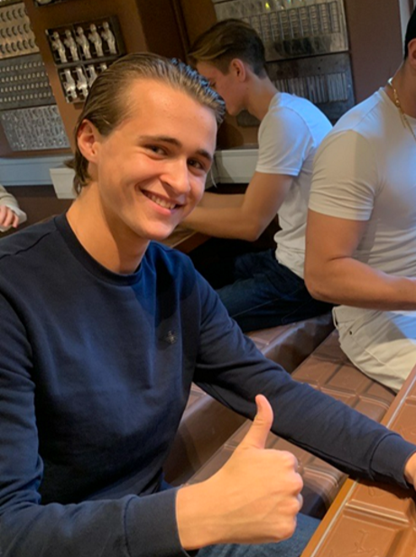 Liv Raaum Elever lager en sjokolade