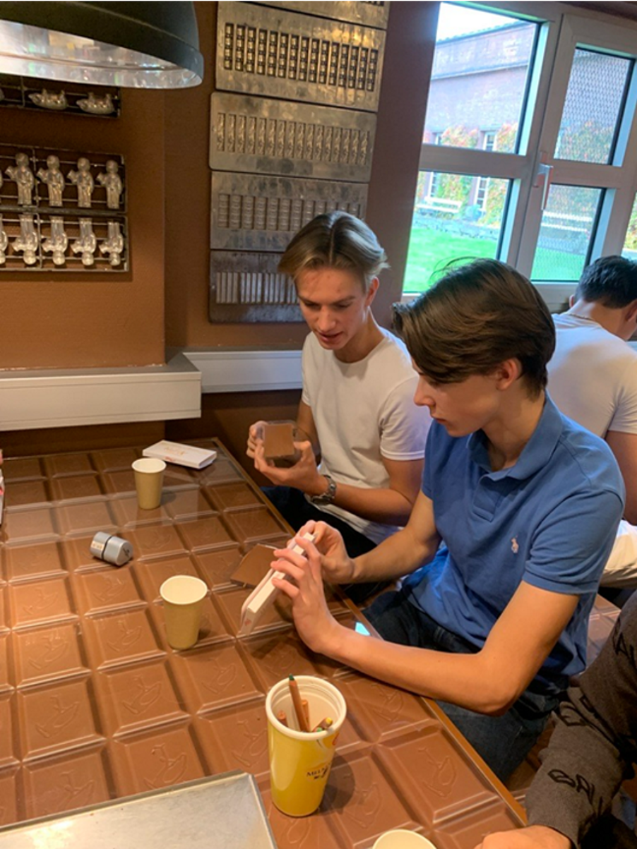 Elever lager sjokolade