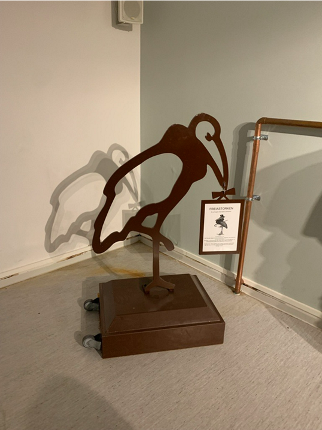 Freia logo i skulptur