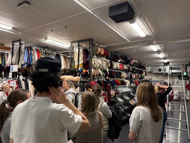 en gruppe mennesker i en butikk