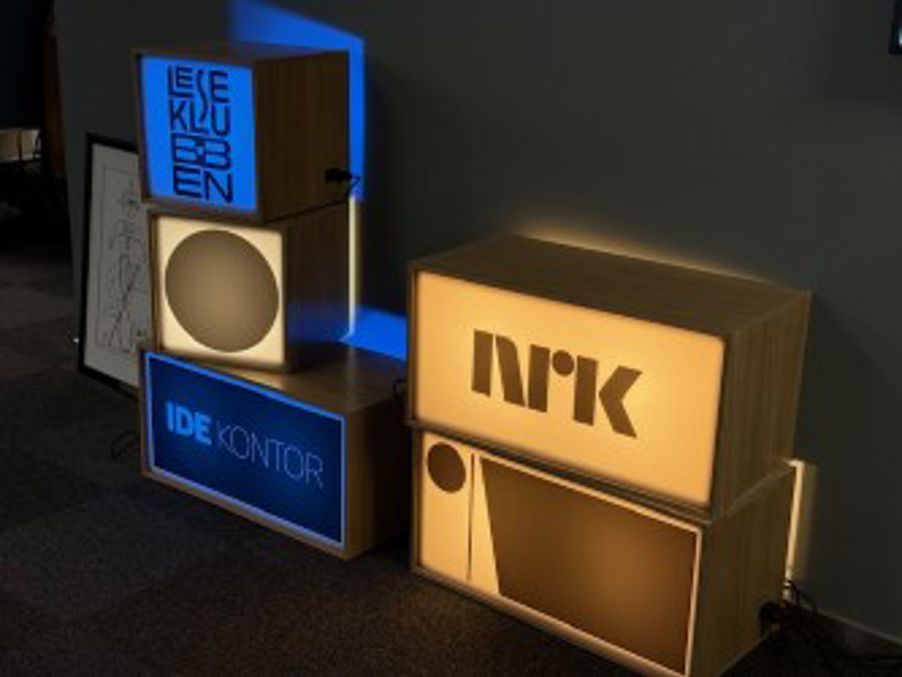 noen få bokser utstilt