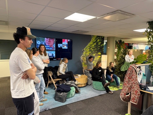 en gruppe mennesker i et rom