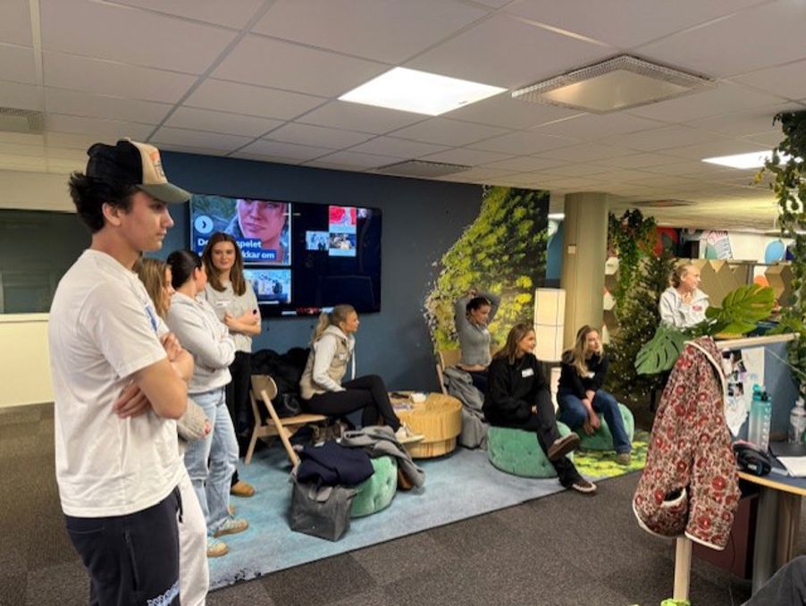 en gruppe mennesker i et rom