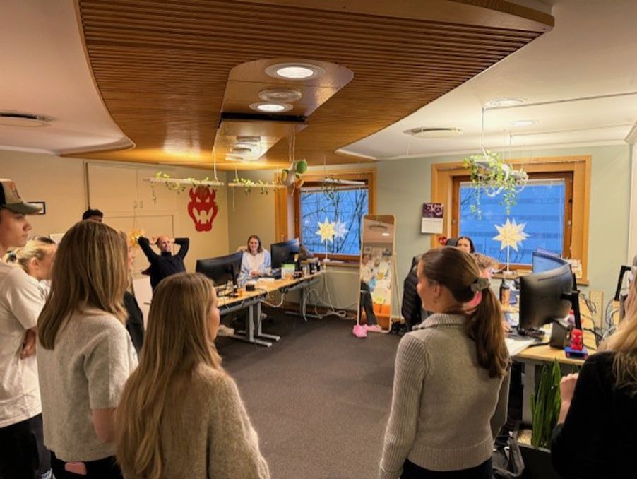 en gruppe mennesker i et rom