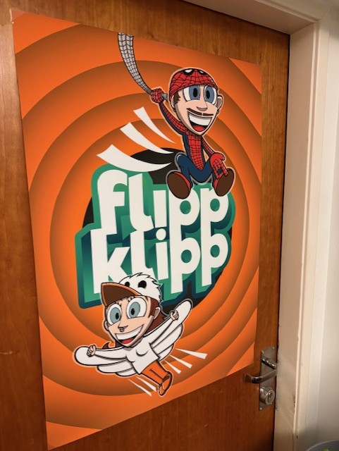 en tegneserie av en person og en person