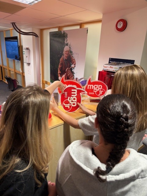 En gruppe mennesker som holder opp røde skilt