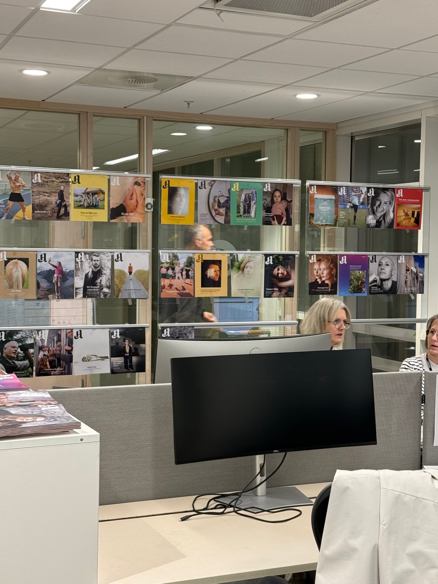 en person som sitter ved et skrivebord foran en datamaskin