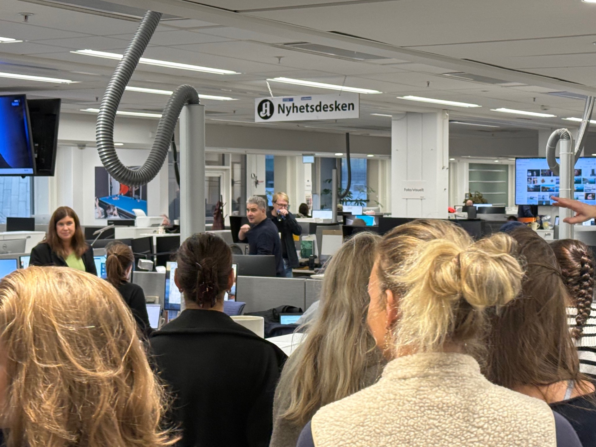 en gruppe mennesker i et rom