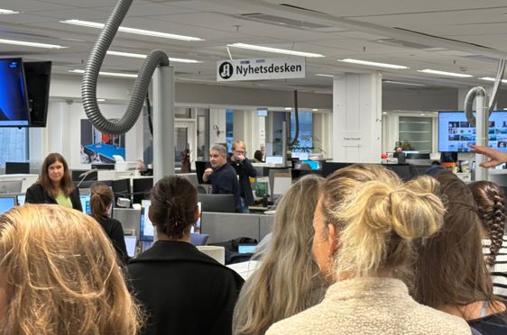 en gruppe mennesker i et rom