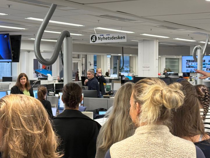 en gruppe mennesker i et rom